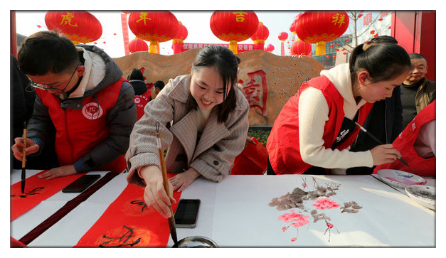 挥毫泼墨送春联 翰墨飘香送祝福